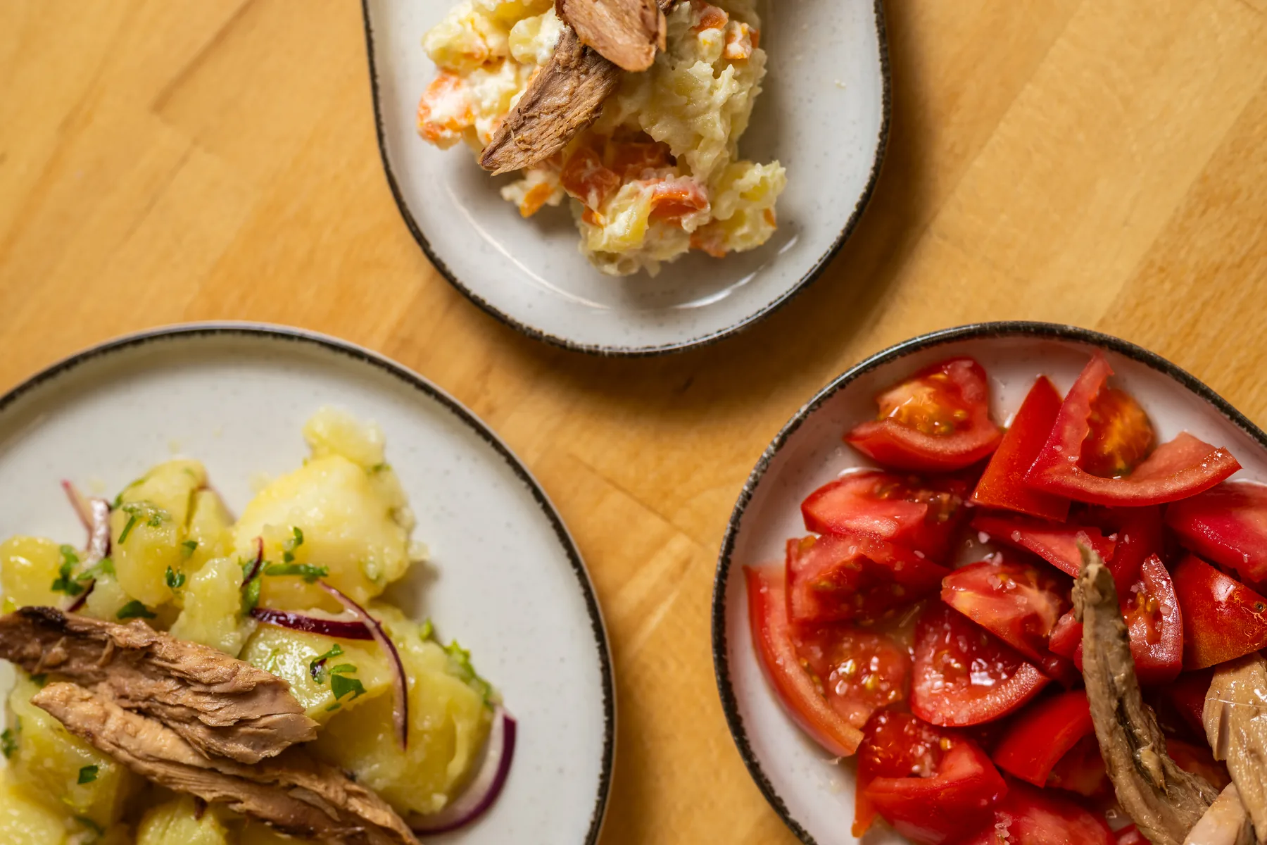Aliños de la casa recién hechos: ensaladilla, papas aliñadas y tomate con melva