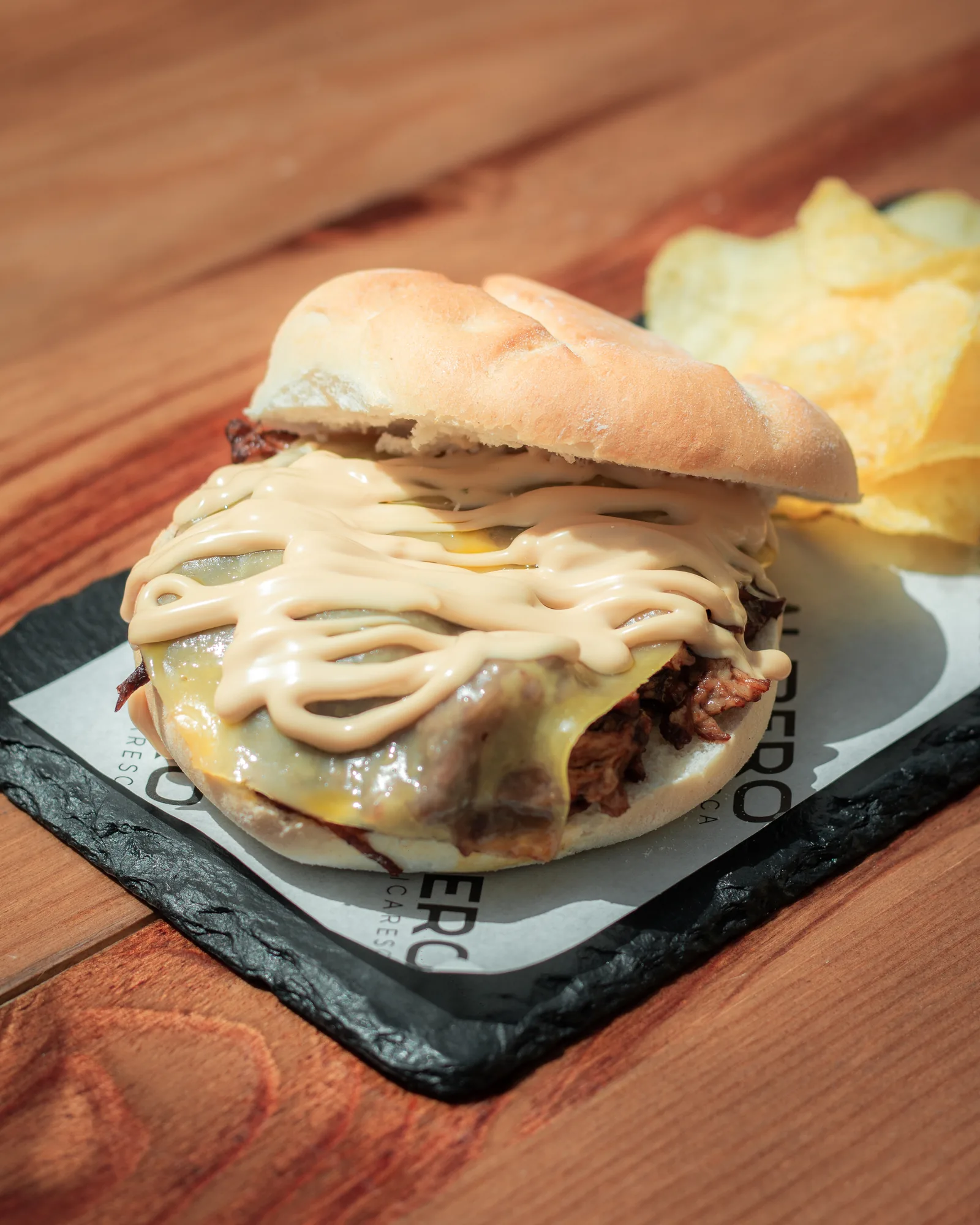 Montadito de carne mechá con queso y salsa de la casa