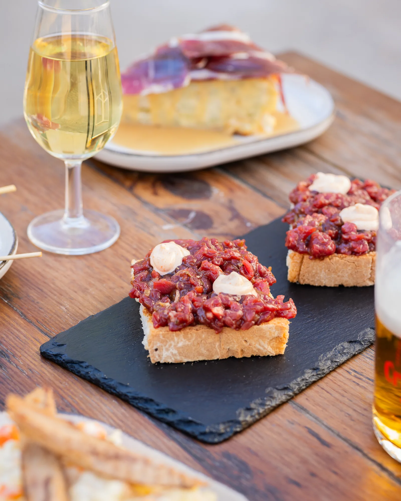 Steak tartar de ternera con mayonesa kimchi sobre tostada